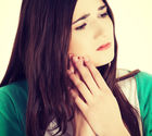 Bolí vás zuby? „Sedmička“ příznaků, které odhalí příčinu potíží!
