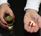 Kombinace léků na bolest a alkoholu: žaludek, játra ani ledviny nepotěšíte